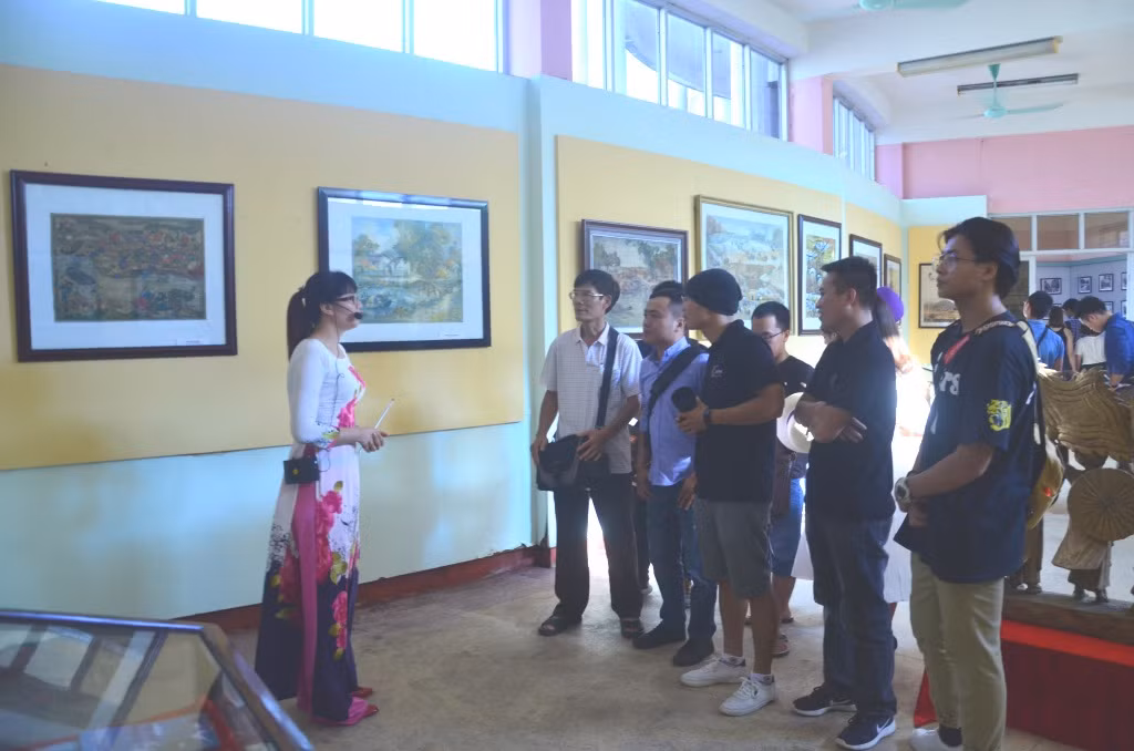 Nhiều người trẻ tìm đến Bảo tàng Bạch Đằng để tìm hiểu về chiến công của cha ông trên dòng sông lịch sử.