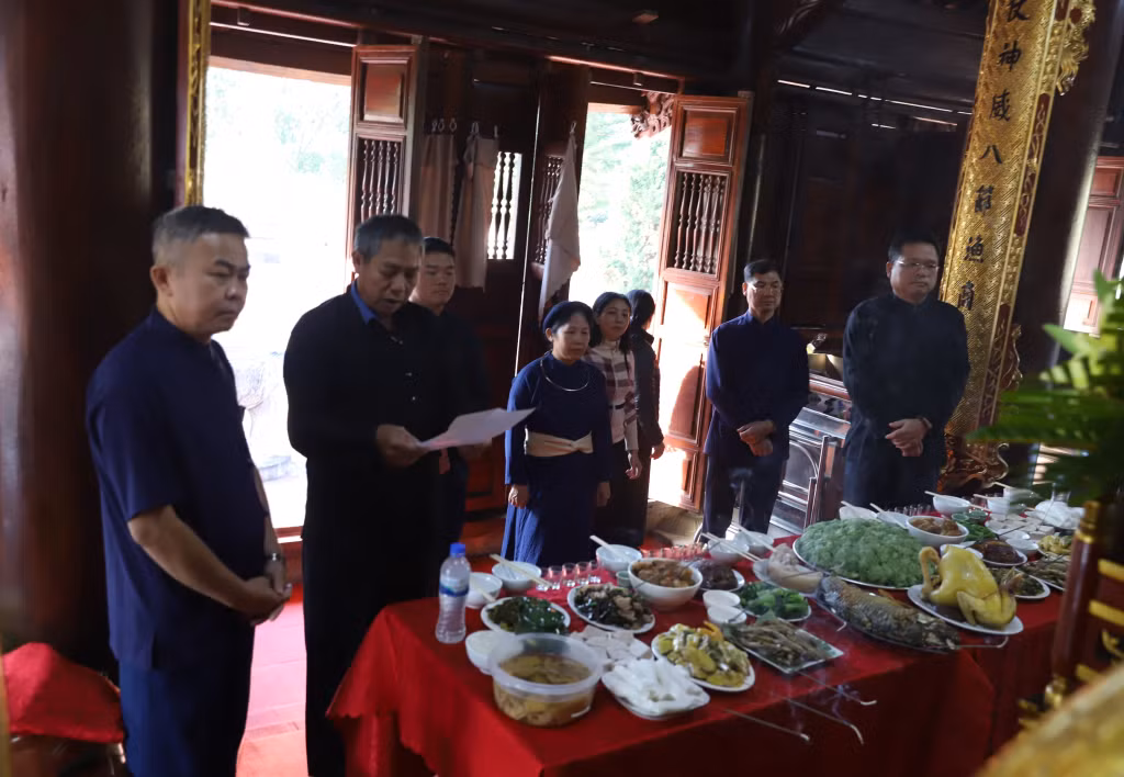 Tại lễ Mừng cơm mới được tổ chức tại đình Lục Nà, thầy cúng đã thực hiện các nghi lễ bày tỏ lòng biết ơn với tổ tiên, trời đất, cầu mong mưa thuận, gió hòa, mùa màng bội thu.
