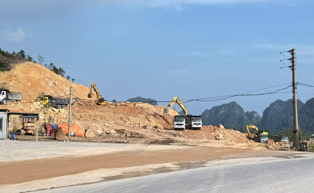 Thi công dự án cải tạo, nâng cấp QL297 qua địa bàn phường Quang Hanh (TP Cẩm Phả).