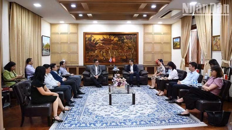Đoàn đại biểu VJA làm việc với Đại sứ quán Việt Nam tại Thái Lan.
