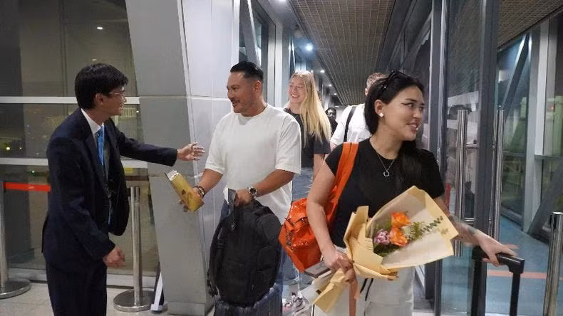 Những hành khách đi trên chuyến bay thẳng đầu tiên chặng Hà Nội-Phnom Penh của Vietnam Airline, mới khai trương cuối tháng 10/2024. (Ảnh: Nguyễn Hiệp)