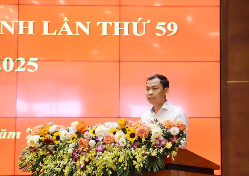 Đồng chí Phạm Hồng Biên, Giám đốc Sở Kế hoạch và Đầu tư, phát biểu thảo luận tại hội nghị.