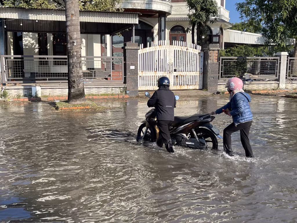 ...nhiều xe bị chết máy do ngập nước.