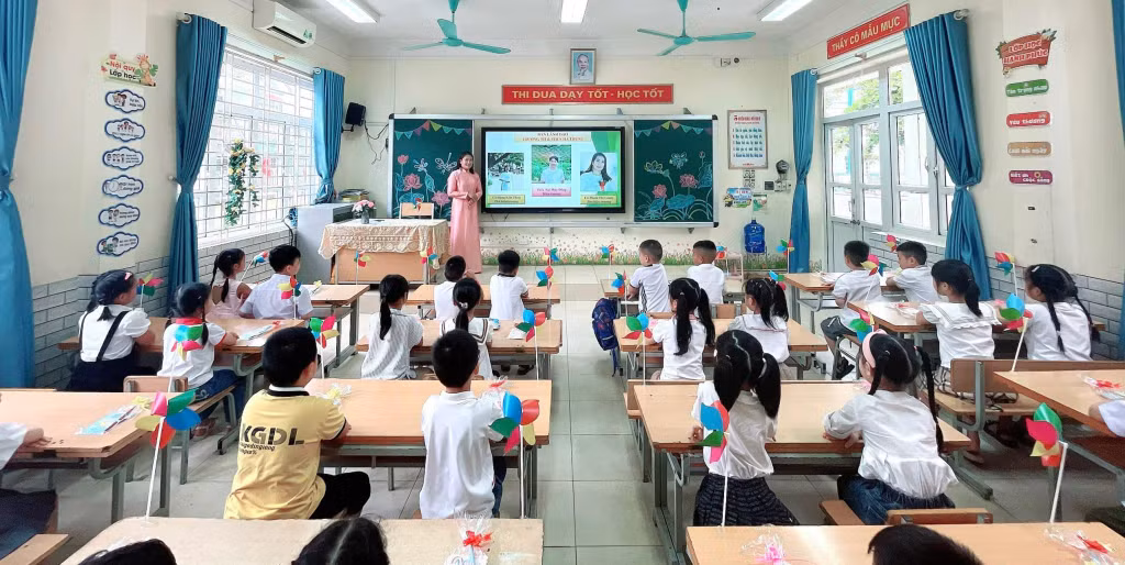 Học sinh Trường TH-THCS Hà Trung (TP Hạ Long) học tập trong môi trường giáo dục hiện đại, thân thiện.