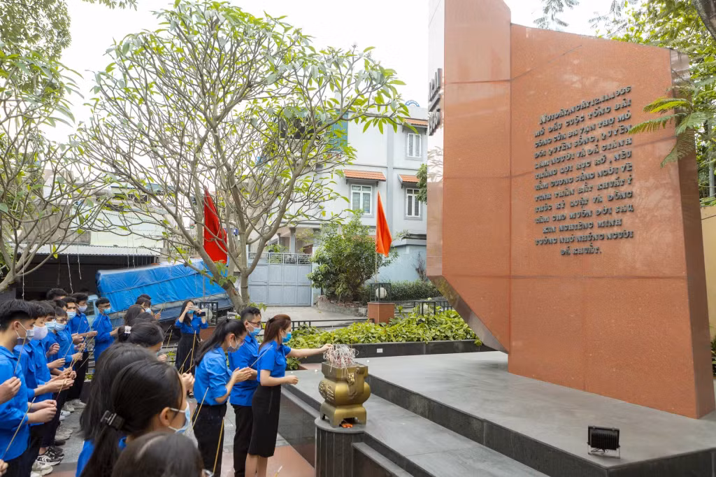 Đoàn viên thanh niên dâng hương Đài tưởng niệm những công nhân mỏ tham gia cuộc Tổng bãi công năm 1936 tại Di tích Ngã Tư đường lên mỏ Đèo Nai hiện nằm trong khuôn viên của Công ty CP Vật tư - TKV. Ảnh: Nguyễn Văn Cường- CTV.
