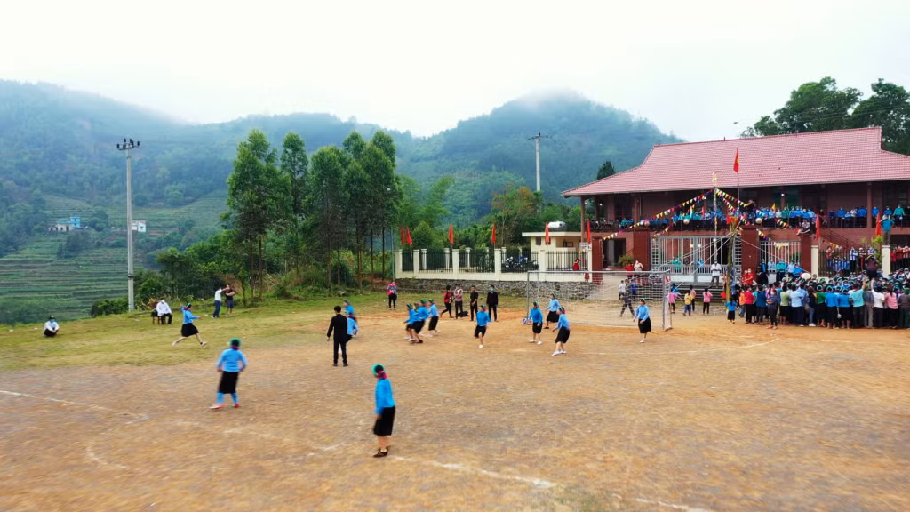 Từ sân bóng Nhà văn hóa xã Húc Động, bóng đá nữ phát triển trở thành môn thể thao dân tộc thiểu số tiêu biểu của tỉnh Quảng Ninh.