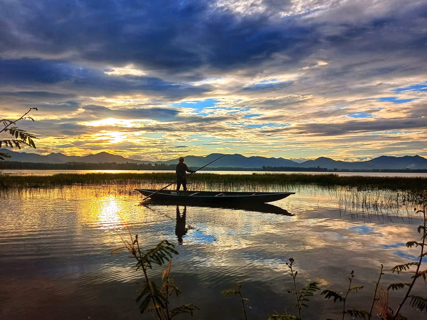 Khung cảnh hoàng hôn trên đầm Trà Ổ. Ảnh: Vinh Nguyên