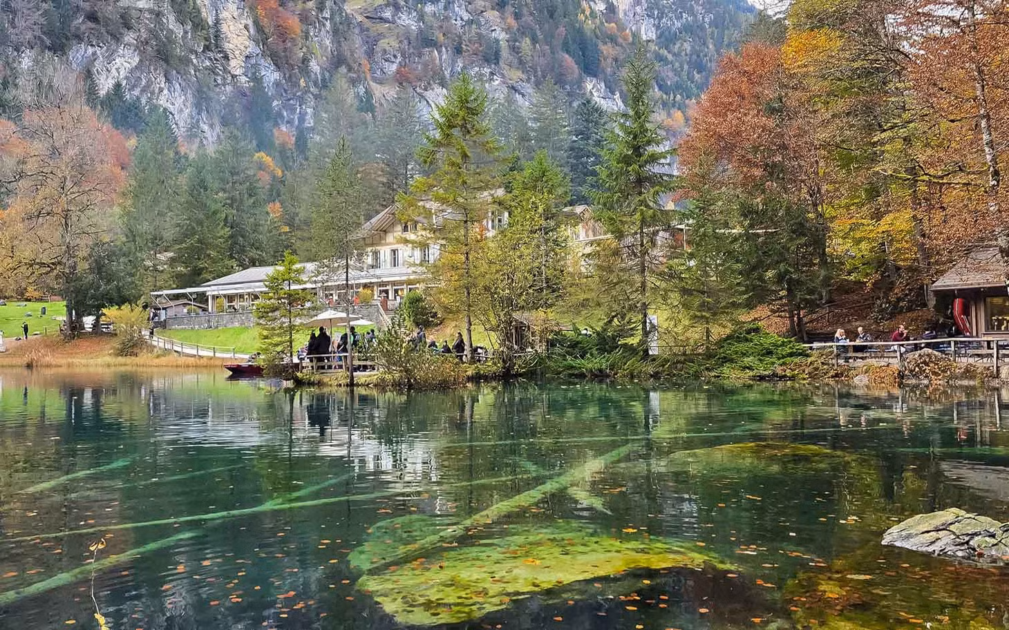 Du khách có thể tham gia các chuyến du ngoạn bên hồ và thăm khu bảo tồn thiên nhiên Blausee gần đó. Ảnh: Nguyễn Tất Thịnh