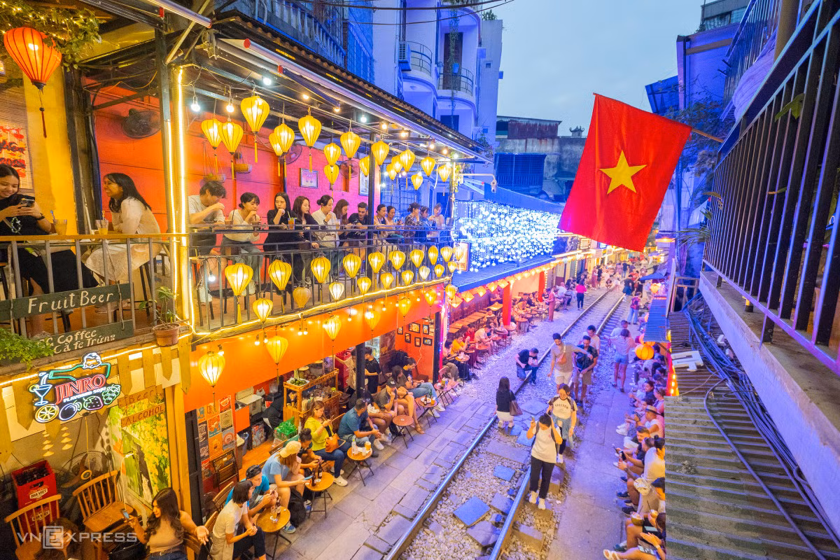 Nhiều khách trong nước cũng không muốn bỏ lỡ khung cảnh độc đáo của phố đường tàu "chỉ có ở Hà Nội". Dù đã ghé xem tàu chạy buổi sáng nhưng buổi tối ngay trước giờ bay vào TP HCM ông Lê Quang vẫn nán lại để được nhìn thêm một lần. "Rất đẹp, cảm giác rất lạ và thú vị. Chắc chắn tôi và gia đình sẽ còn quay lại vì đây là một nét văn hóa của Hà Nội" ông nói.