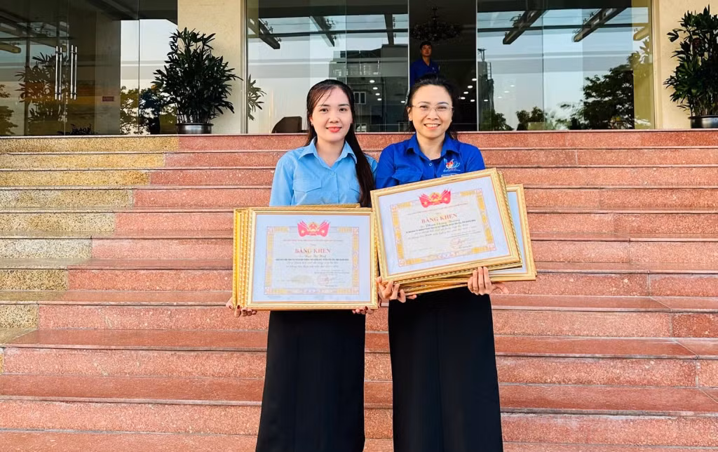 Không chỉ là giáo viên giỏi, cô giáo Ngô Thị Huệ (trái) còn là Tổng phụ trách đội xuất sắc, nhận được nhiều khen thưởng của Trung ương Đoàn, Tỉnh Đoàn, Hội đồng Đội tỉnh, huyện.