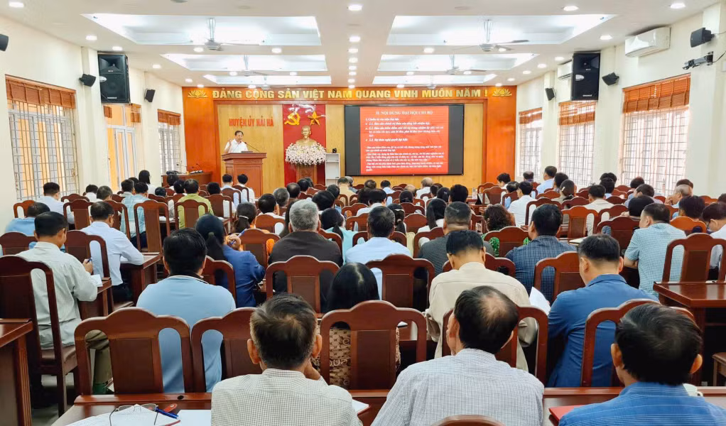 Lớp tập huấn, bồi dưỡng nghiệp vụ công tác cho đội ngũ bí thư chi bộ đồng thời là trưởng thôn, bản, khu phố; bí thư, Phó Bí thư các chi, đảng bộ trực thuộc huyện năm 2024.