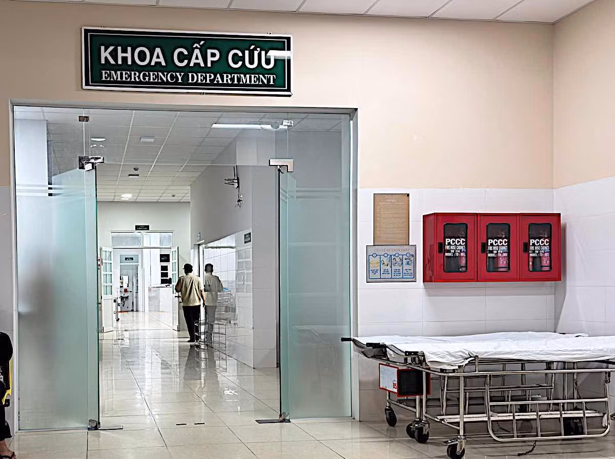 Các hành khách bị thương được điều trị tại Khoa Cấp cứu Bệnh viện Đa khoa tỉnh Bình Thuận. Ảnh: Duy Tuấn