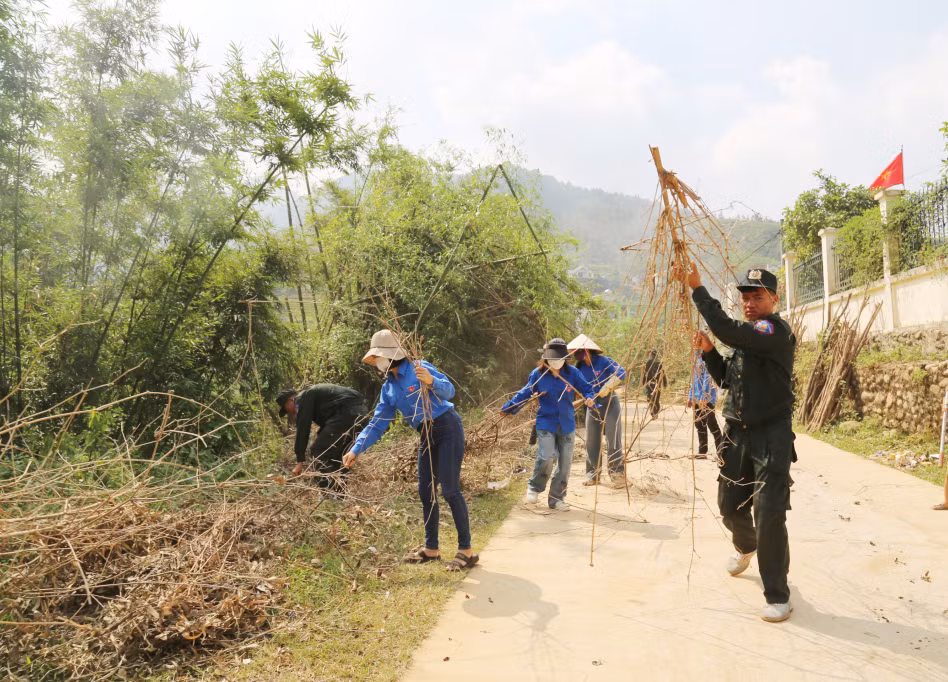 Cán bộ, chiến sĩ và nhân dân trên địa bàn huyện duy trì các hoạt động ra quân vệ sinh môi trường Ngày Chủ nhật xanh.