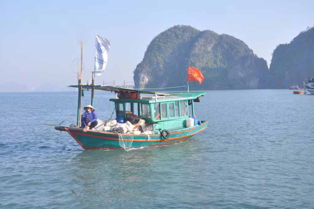 Con tàu của vợ chồng ông Hạnh, bà Thinh đã gắn bó với việc thu gom rác trên Vịnh Hạ Long từ 8 năm qua.