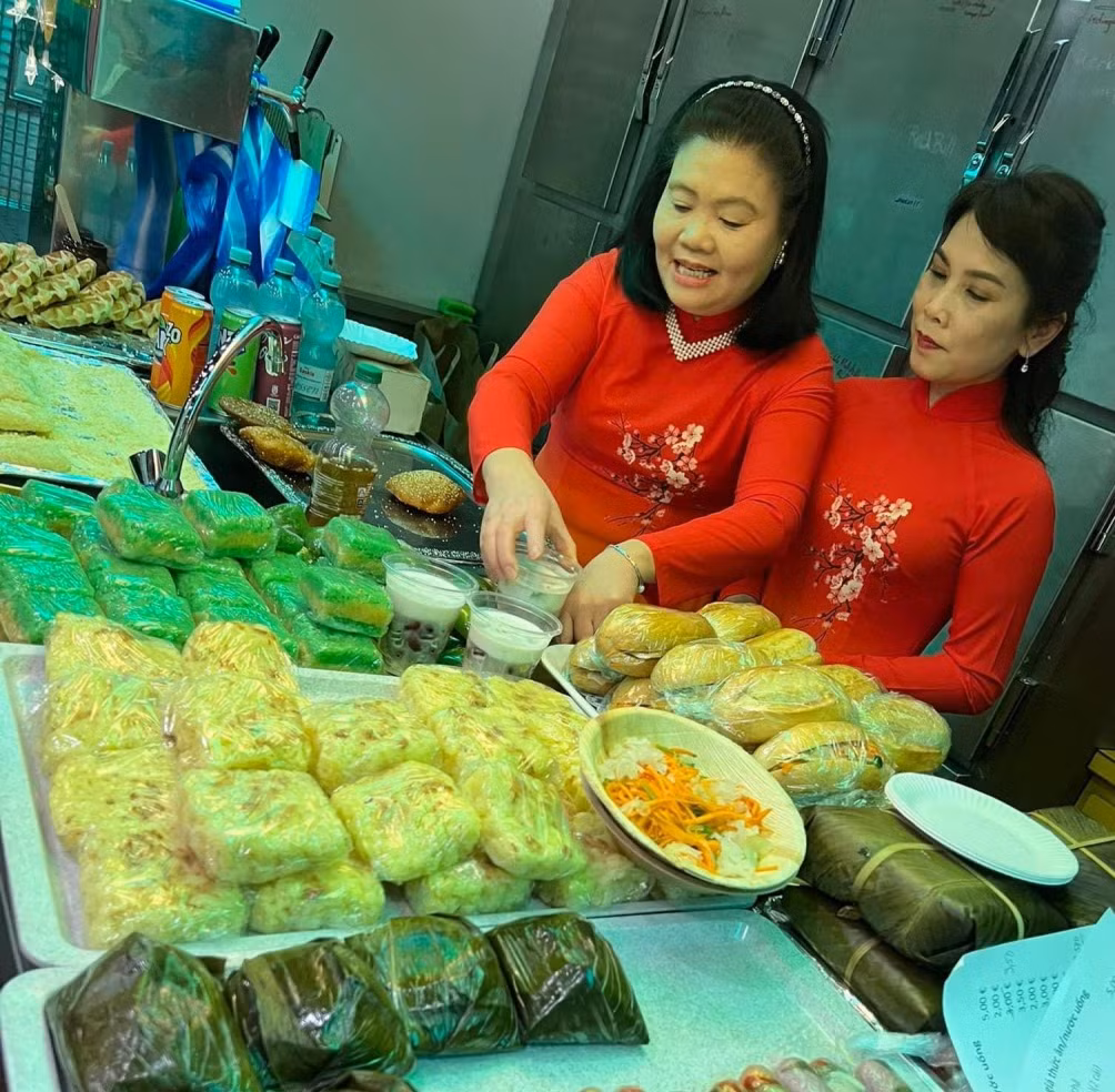 Dịp Tết Nguyên đán hằng năm, Hội đồng hương Quảng Ninh lại tổ chức gói bánh chưng và nấu các món ăn truyền thống của Việt Nam.