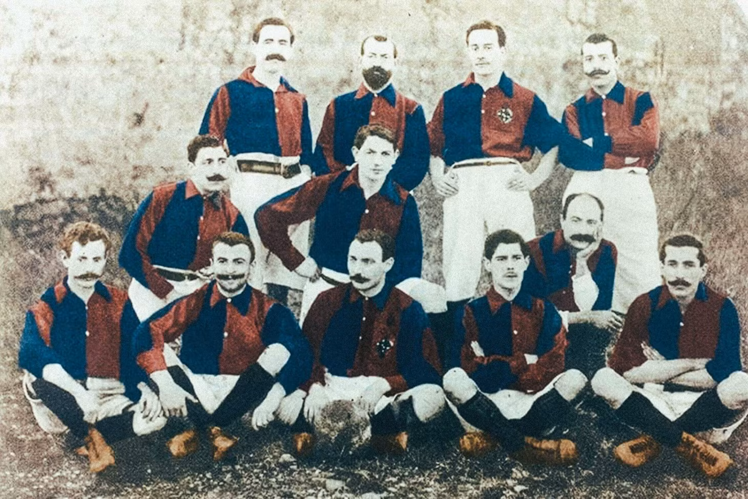 Gamper ngồi giữa hàng dưới trong đội hình Barcelona.