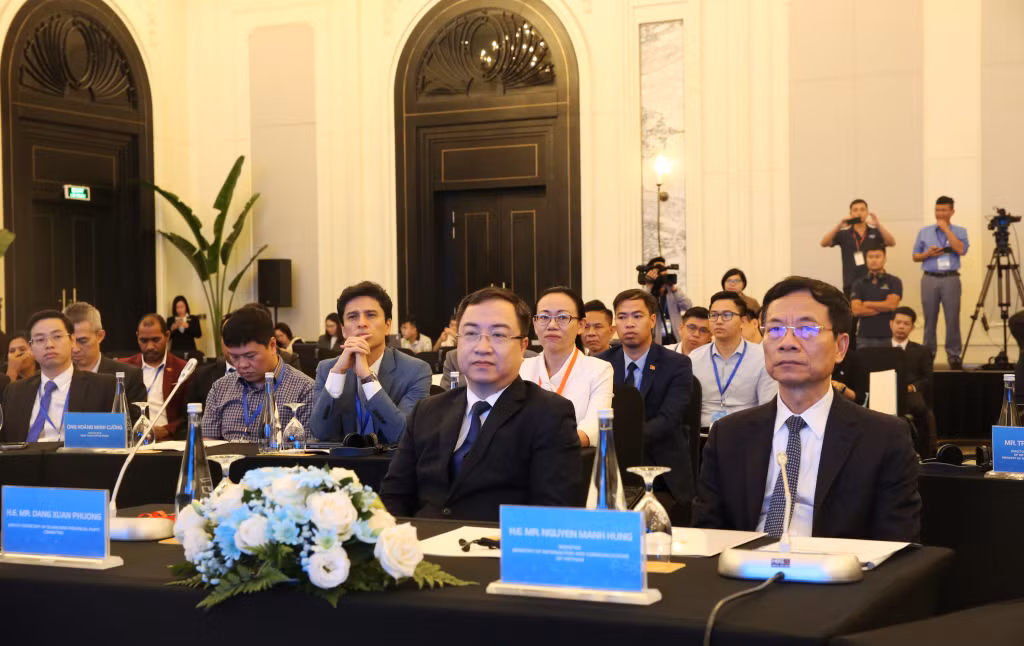 Lãnh đạo tỉnh và Bộ TT&amp;TT tham gia hội nghị.