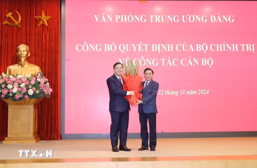 Đồng chí Trần Cẩm Tú, Ủy viên Bộ Chính trị, Thường trực Ban Bí thư, Chủ nhiệm Uỷ ban Kiểm tra Trung ương chúc mừng đồng chí Phạm Gia Túc. (Ảnh: Phương Hoa/TTXVN)
