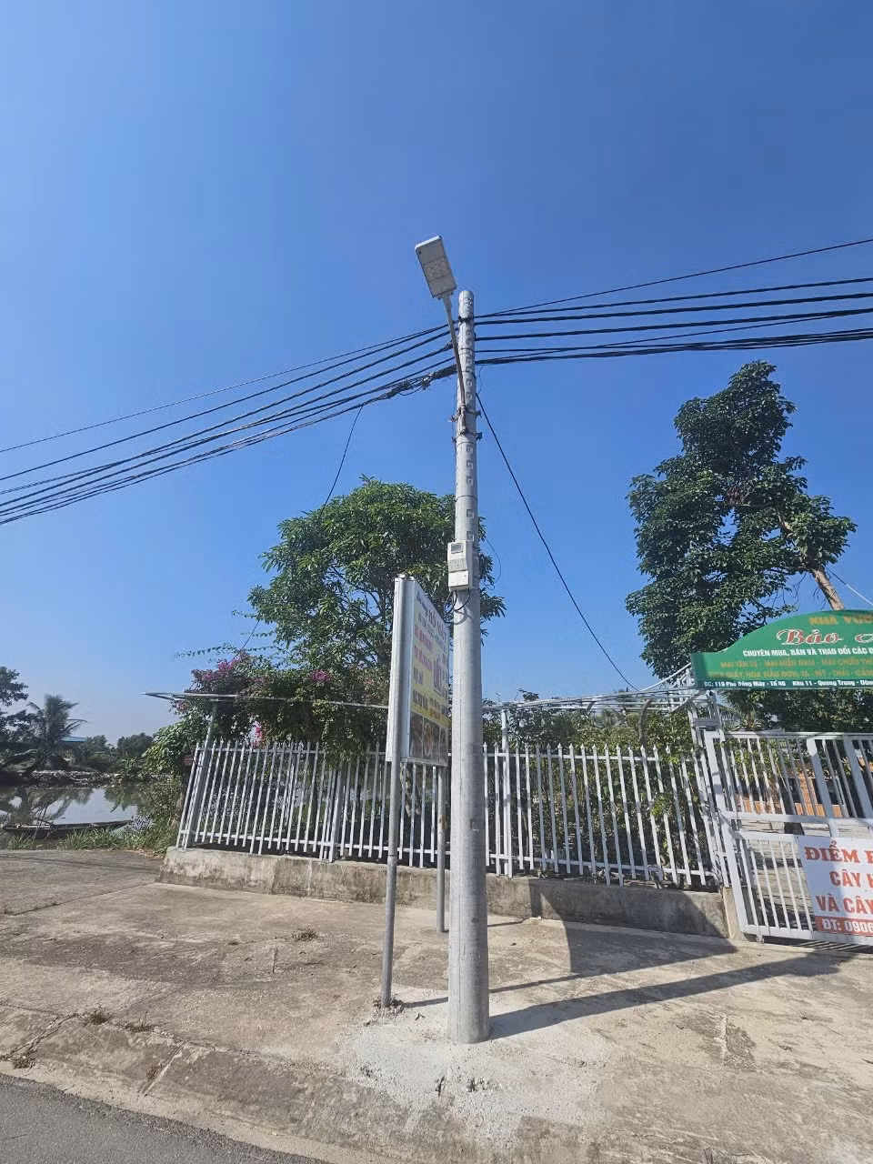 Một cột điện bê tông mới được lắp dựng tại phường Quang Trung.
