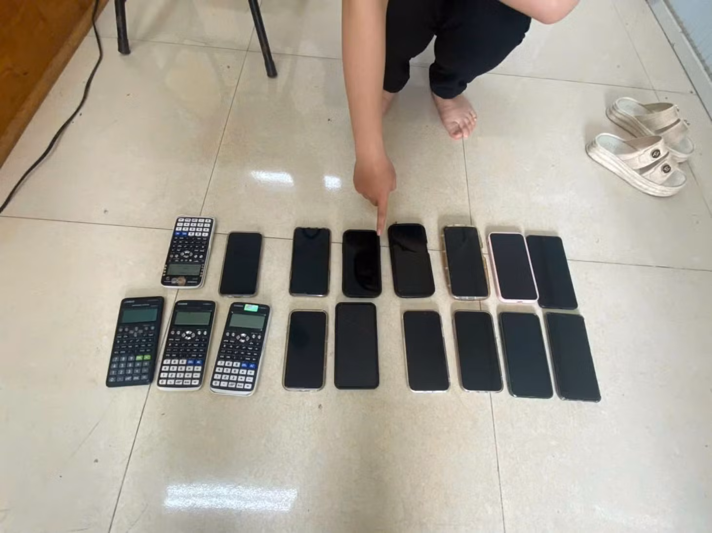 Nhiều chiếc điện thoại mà đối tượng U đã đột nhập vào trường để trộm cắp. Ảnh: Hoài Thanh