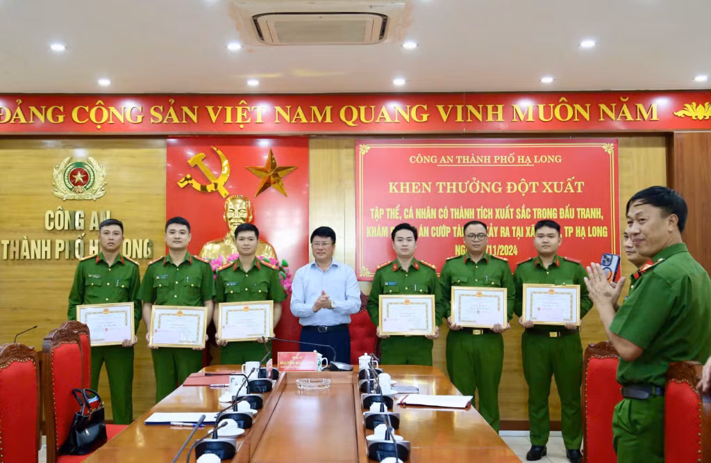 Lãnh đạo UBND TP Hạ Long khen thưởng tập thể, cá nhân có thành tích xuất sắc trong khám phá vụ án.