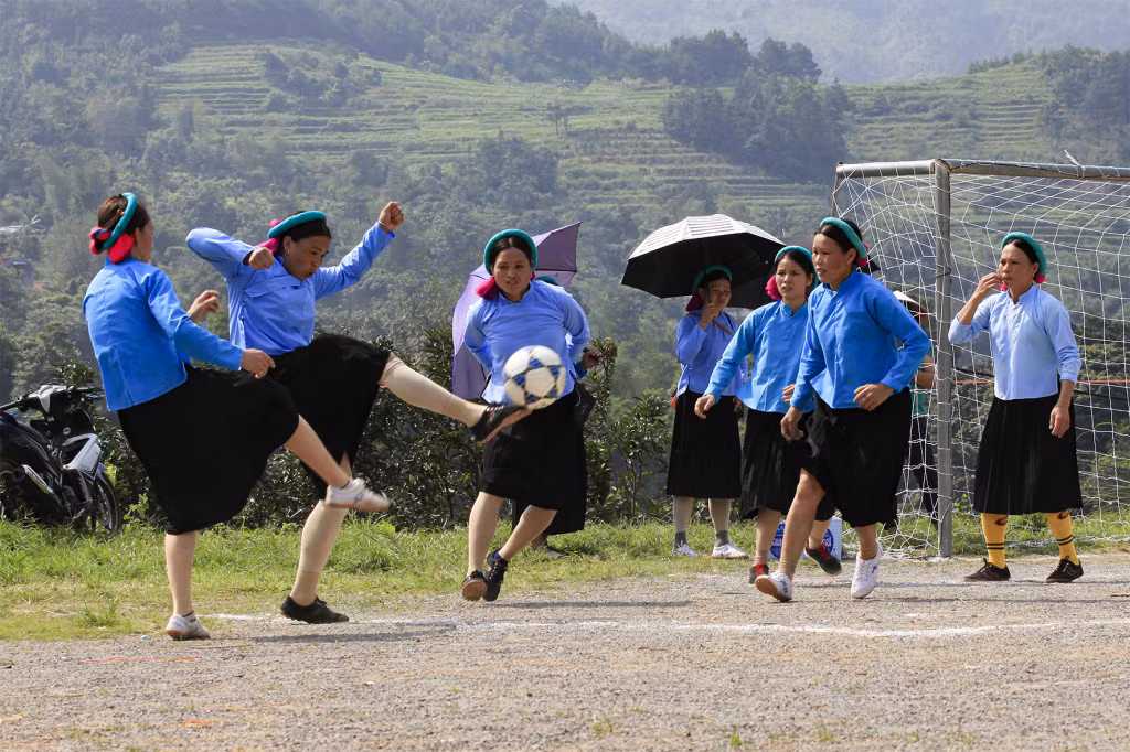 Các cô gái Sán Chỉ đá bóng.