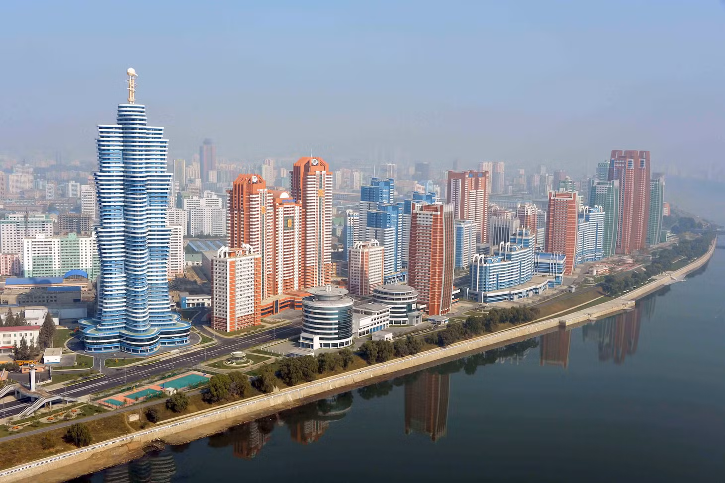 Góc nhìn từ trên cao tại Phố Nhà Khoa học Mirae. Theo KTG (đơn vị chuyên cung cấp thông tin tour đến Triều Tiên), khu vực này còn được gọi là "Dubai của Bình Nhưỡng" với tòa nhà hiện đại, một số mang hình nguyên tử khác với những công trình kiểu cũ thời Xô Viết. Ảnh: KCNA.