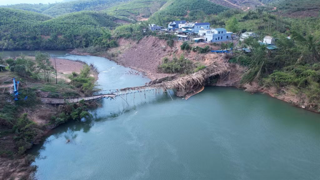 Cầu treo Khe Pụt (xã Thanh Sơn, huyện Ba Chẽ) bị sập đổ do bão lũ.