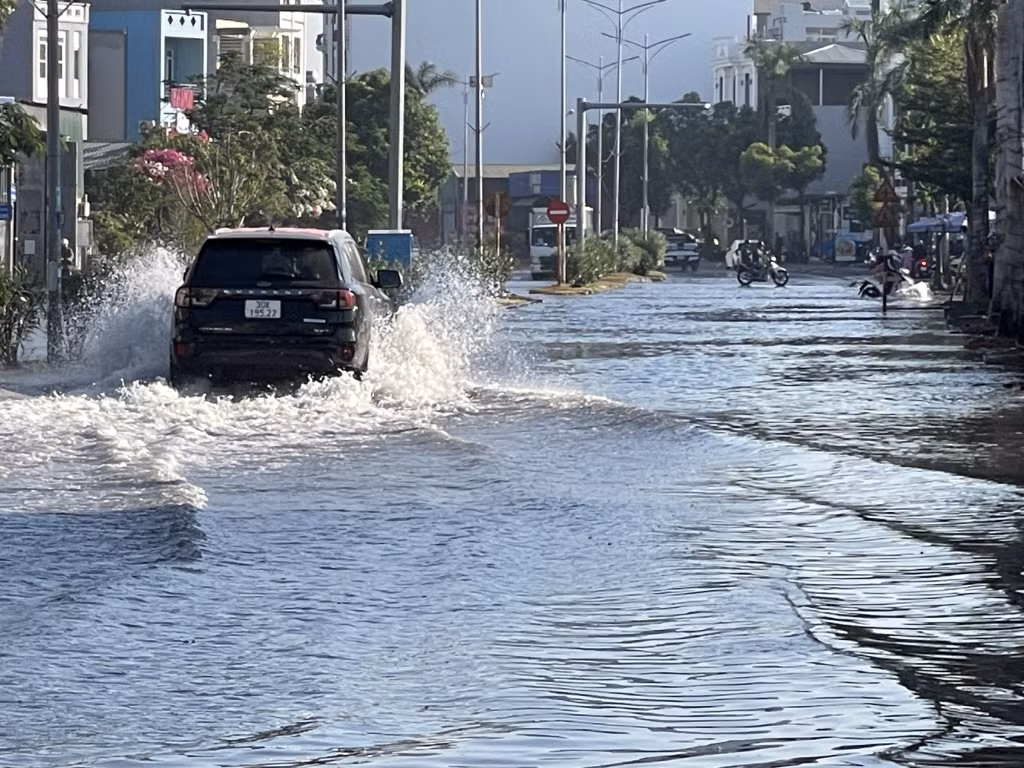 Tại khu vực Yết Kiêu, phường Trần Hưng Đạo cũng có nhiều khu vực ngập sâu.