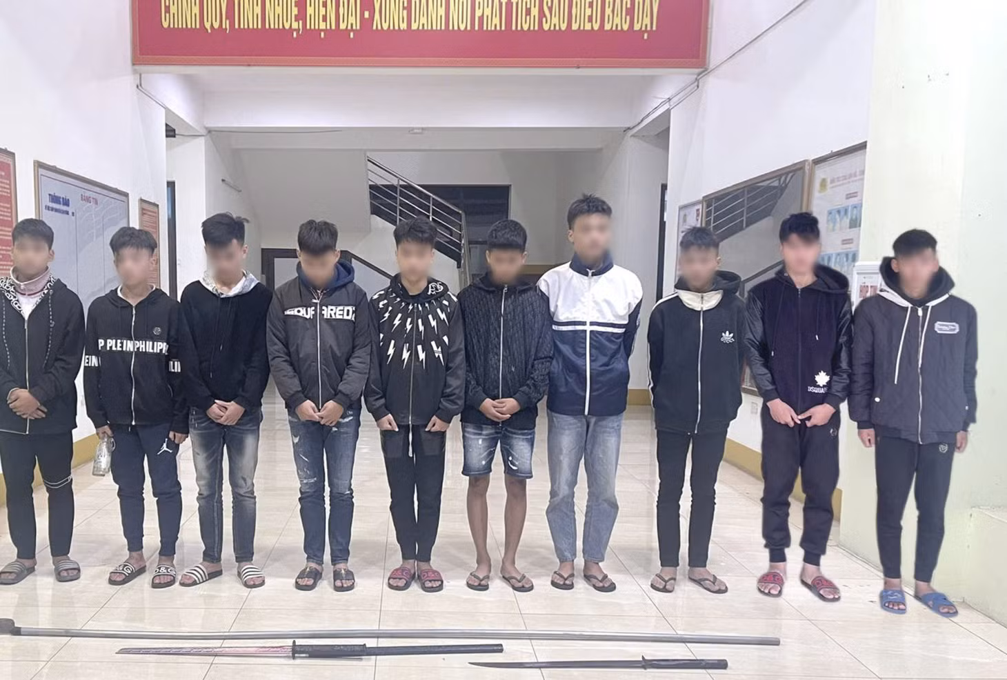 Các đối tượng có hành vi Gây rối trật tự công cộng. Ảnh: Văn Thắng.