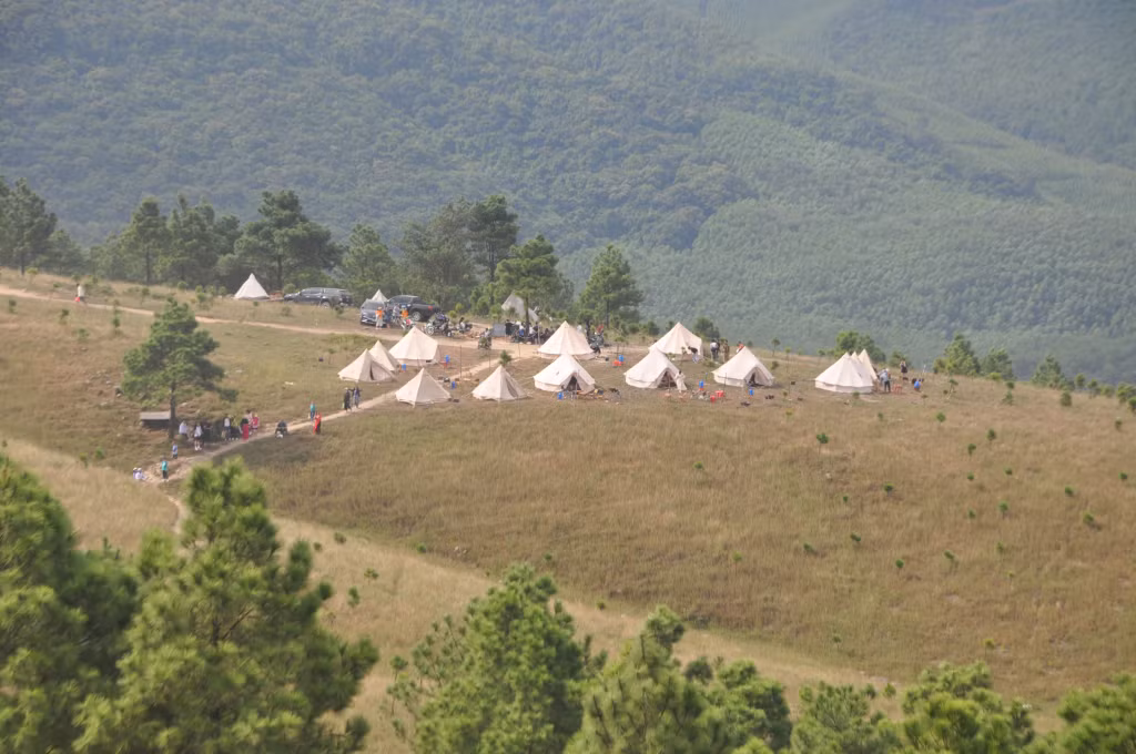 Mùa thu đông là thời điểm lý tưởng cho hoạt động camping tại đồi Phượng Hoàng (TP Uông Bí). Ảnh: Phan Hằng