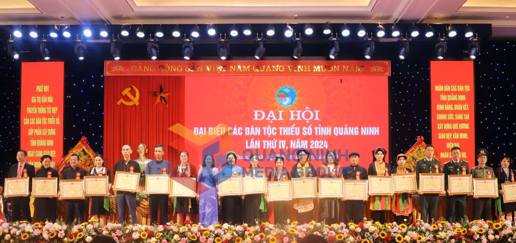 Đồng chí Vi Ngọc Bích, Phó Chủ tịch Thường trực HĐND tỉnh, trao Bằng khen của UBND tỉnh cho các cá nhân có thành tích xuất sắc đóng góp vào sự phát triển KT-XH vùng đồng bào DTTS và miền núi tỉnh Quảng Ninh giai đoạn 2019-2024 (11-2024). Ảnh: Trúc Linh