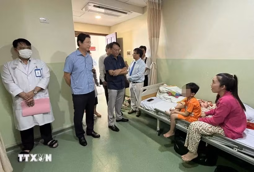 Các bệnh nhân ngộ độc thực phẩm được điều trị tại bệnh viện. (Ảnh: Nhựt An/TTXVN)
