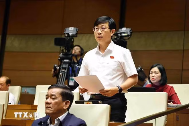 Đại biểu Quốc hội tỉnh Bình Thuận Nguyễn Hữu Thông phát biểu. (Ảnh: Minh Đức/TTXVN)