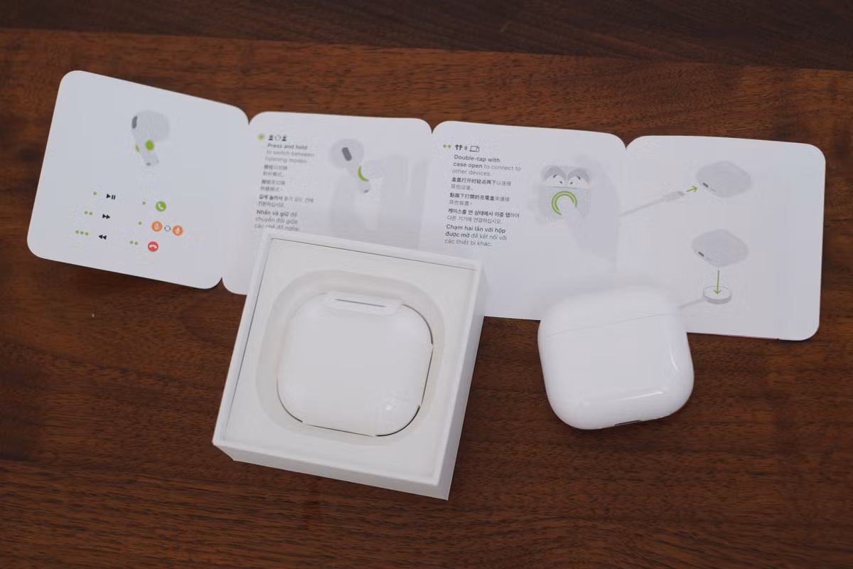 AirPods 4 là mẫu tai nghe TWS có hộp sạc nhỏ nhất Apple từng sản xuất nhưng đường nét tổng thể không khác nhiều so với thế hệ 3. Cả hai phiên bản đều đi kèm sạc có dây qua cổng USB-C nhưng chỉ bản cao cấp mới có sạc không dây MagSafe. Người dùng cũng có thể tận dụng bộ sạc của đồng hồ Apple Watch để nạp điện cho tai nghe mới. Tuy nhiên, hộp đựng sản phẩm cũng không còn đi kèm cáp sạc.
