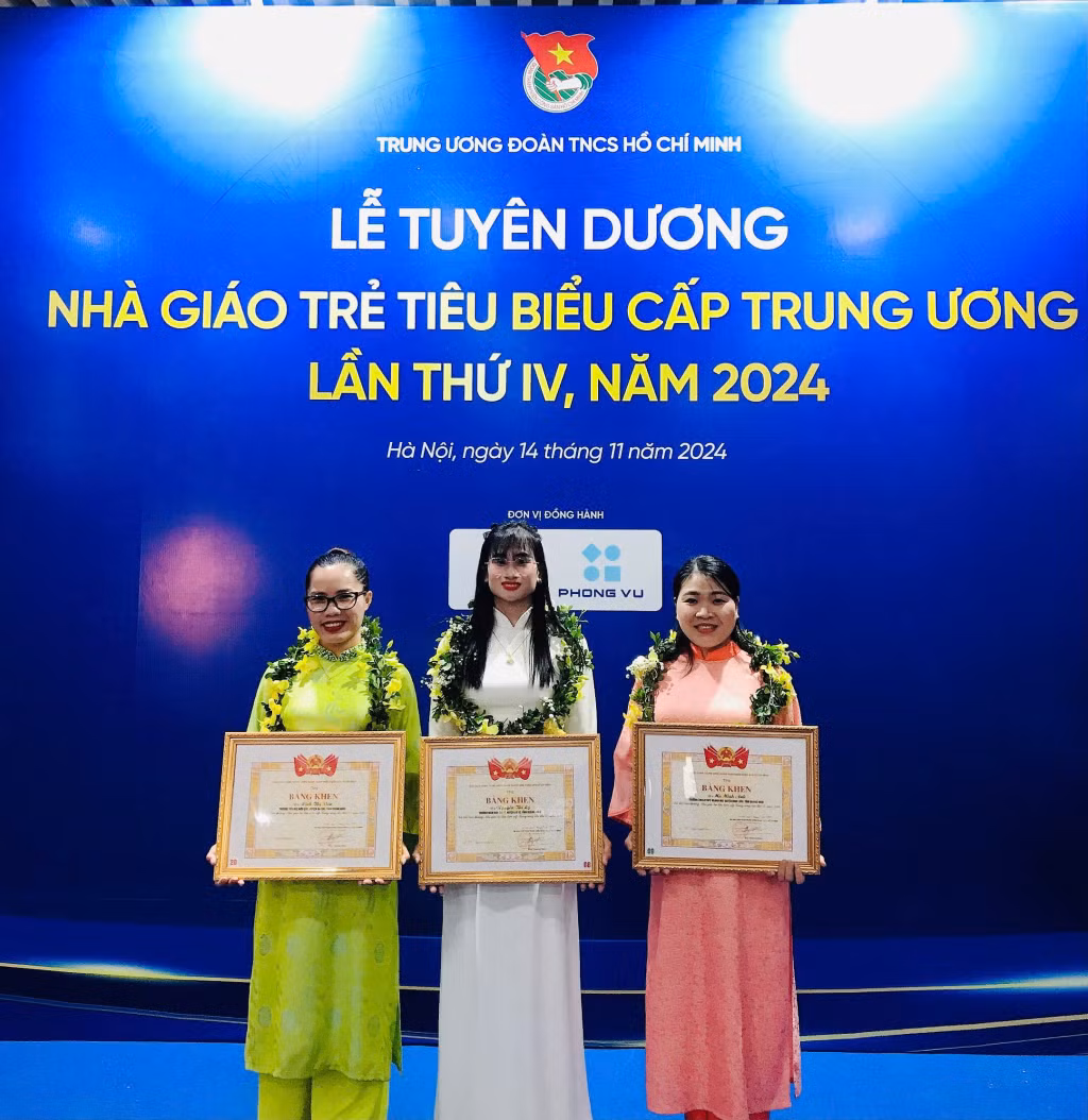 Cô giáo Nguyễn Thị Lý (giữa) giáo viên Trường Mầm non Cô Tô (huyện Cô Tô) tại lễ tuyên dương nhà giáo trẻ tiêu biểu cấp Trung ương lần thứ IV, năm 2024. (Ảnh: NVCC)