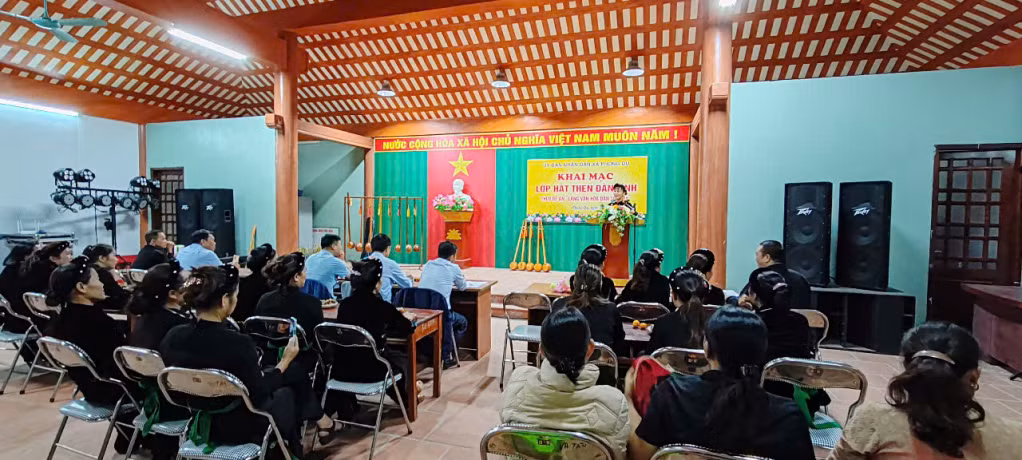 Quang cảnh buổi khai giảng lớp truyền dạy hát then, đàn tính xã Phong Dụ năm 2024.