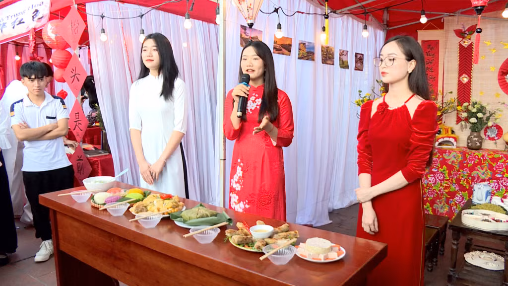Học viên các lớp ngôn ngữ thuyết trình ẩm thực hương vị Việt Nam - Trung Quốc và một số nước phương Tây.