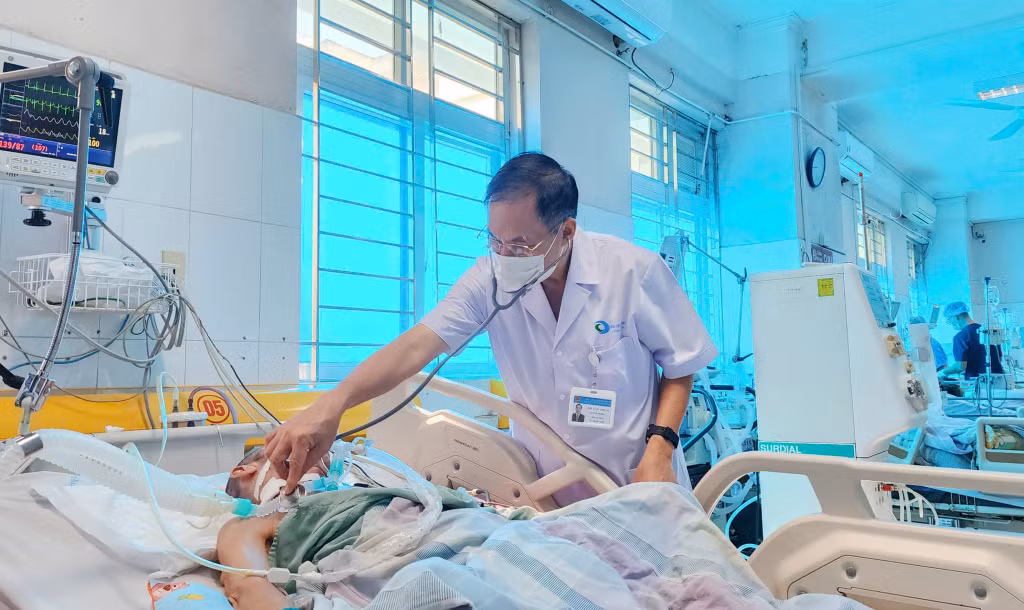 Thầy thuốc ưu tú, bác sĩ CKI Đỗ Văn Thịnh (Phó Giám đốc Bệnh viện Bãi Cháy) khám cho bệnh nhân nặng tại khoa Hồi sức tích cực - Chống độc.