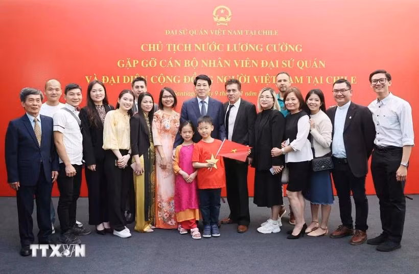 Chủ tịch nước Lương Cường với đại diện cộng đồng người Việt Nam tại Chile. (Ảnh: Lâm Khánh/TTXVN)