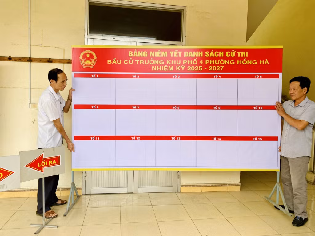 Cán bộ khu 4, phường Hồng Hà, TP Hạ Long đang tích cực chuẩn bị cơ sở vật chất chuẩn bị cho bầu cử trưởng khu.