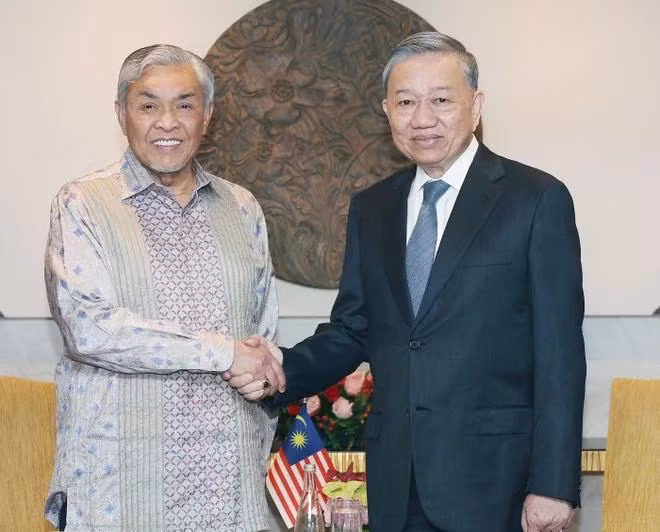 Tổng Bí thư Tô Lâm và Phó Thủ tướng, Bộ trưởng Phát triển Nông thôn, Chủ tịch Đảng UMNO.(Ảnh: TTXVN)