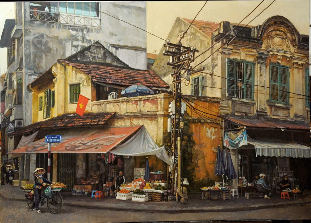 Tác giả mô tả khung cảnh một góc vỉa hè vào buổi chiều, nơi có những quán nước, sạp hoa quả. Tác phẩm có tên Chiều Hòe Nhai, được họa sĩ giới thiệu ở triển lãm Xuống phố 4, diễn ra từ ngày 1 đến 7/11 tại Bảo tàng Mỹ thuật Việt Nam.
