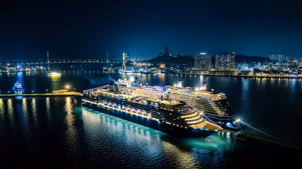 2 tàu biển Celebrity Solstice (quốc tịch Malta) và Noordam (quốc tịch Hà Lan) đưa hơn 4.700 du khách đến Hạ Long, ngày 12/11/2024.