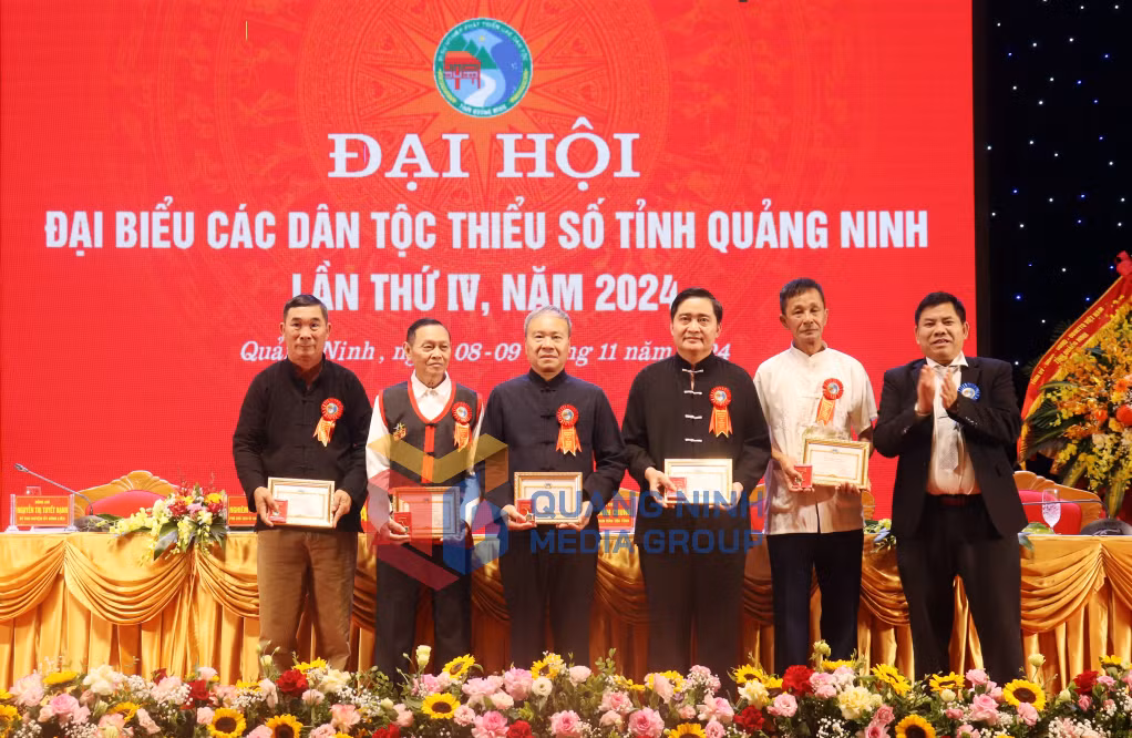Đồng chí Y Thông, Thứ trưởng, Phó Chủ nhiệm Ủy ban Dân tộc, trao Kỷ niệm chương “Vì sự nghiệp phát triển các dân tộc” cho các cá nhân tiêu biểu (11-2024). Ảnh: Trúc Linh