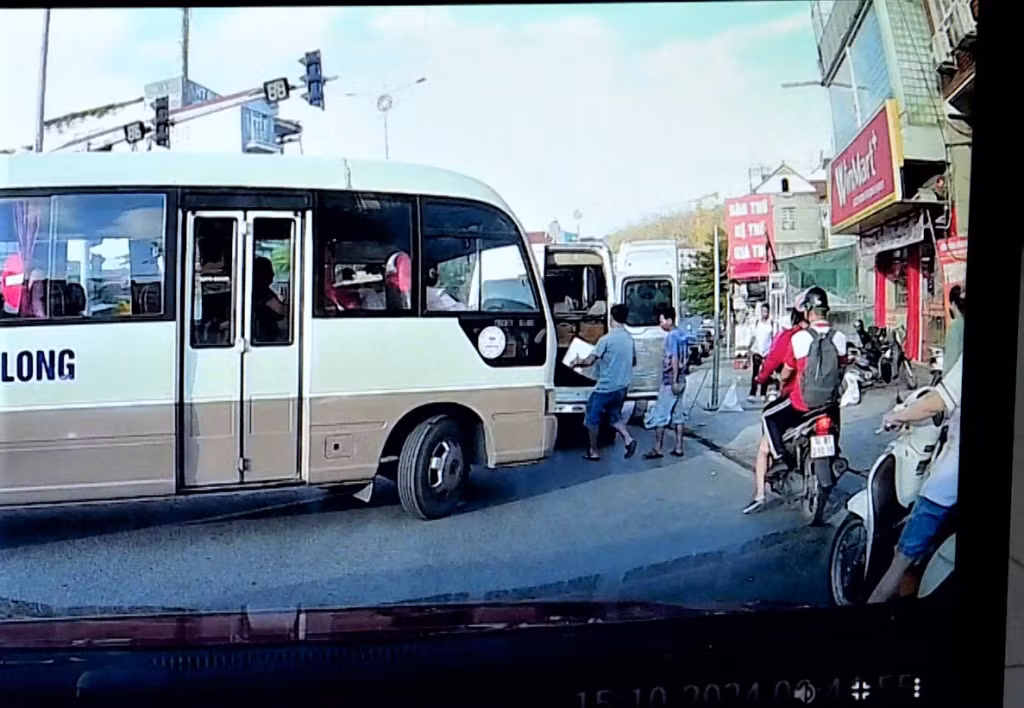 Từ thông tin và video clip ghi lại hành vi vi phạm do nhân dân cung cấp, qua xác minh Công an TP Hạ Long đã gửi thông báo mời chủ xe ô tô BKS 14H 040 79 tới làm việc để xử lý theo quy định.