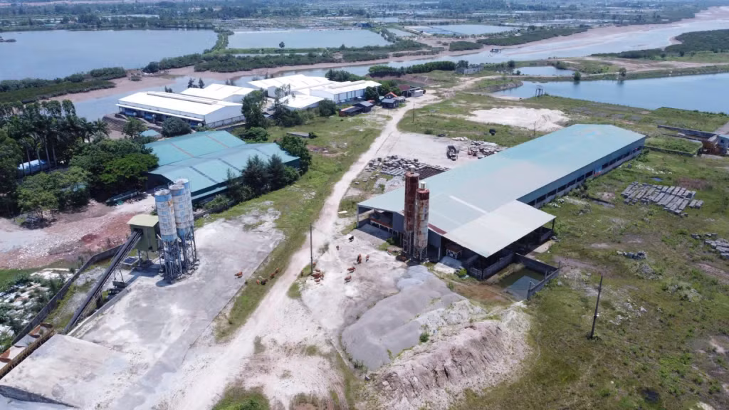 Khu bến bãi vật liệu xây dựng tại khu 5, phường Hải Hòa của Công ty CP xây dựng Ngọc Hà Ảnh: Hữu Việt
