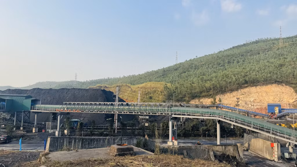 Tuyến băng tải được thiết kế dạng băng tải kín giúp giảm tối đa bụi than phát tán ra môi trường.