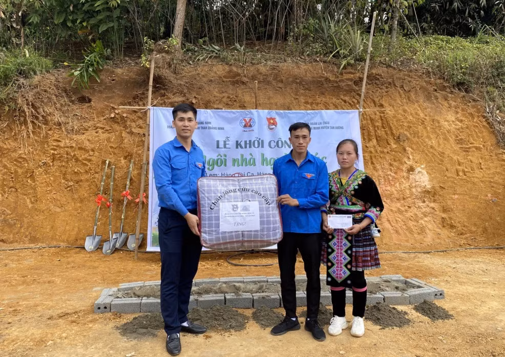 Anh Nguyễn Ngọc Toàn, đại diện Đoàn Thanh niên Công ty CP Than Núi Béo - Vinacomin tặng quà cho công nhân Công ty có hoàn cảnh khó khăn nhân dịp Đoàn Than Quảng Ninh tổ chức chương trình nguyện tại tỉnh Lai Châu.