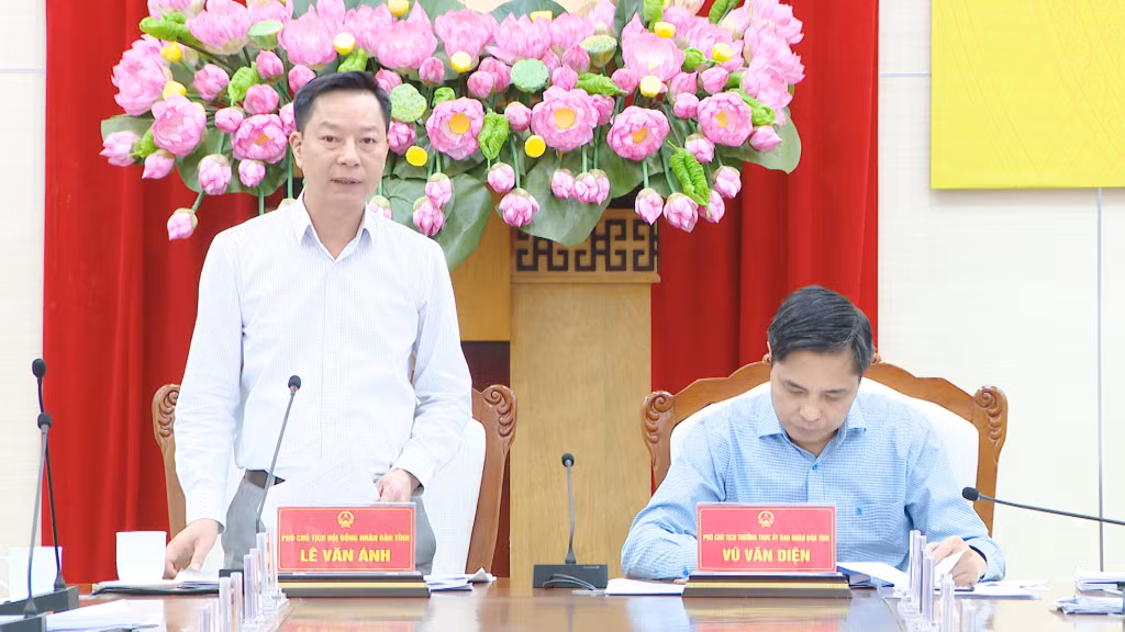 Đồng chí Lê Văn Ánh, Phó Chủ tịch HĐND Tỉnh phát biểu tại Hội nghị